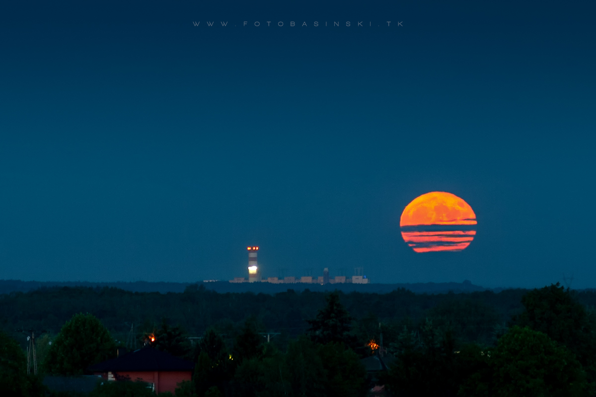 wschód księżyca nad połańcem   -   https://fotobasinski.com.pl 