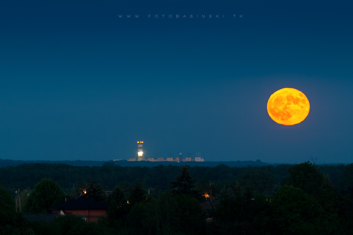 wschód księżyca nad połańcem   -   https://fotobasinski.com.pl 